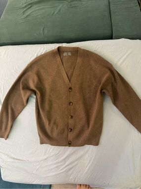 Giordano small men’s v-neck cardigan brown.